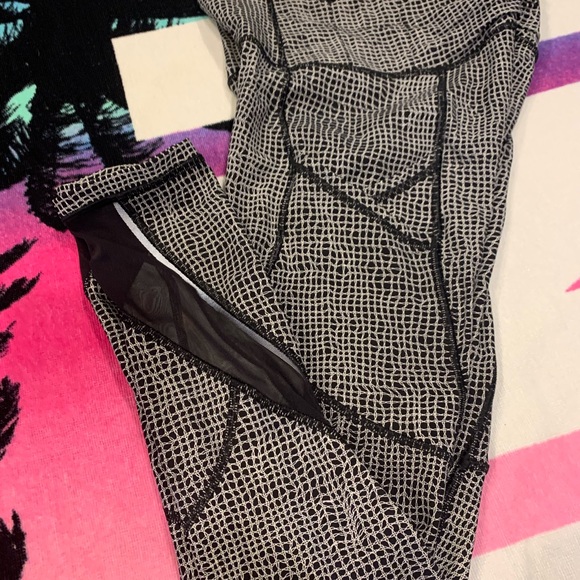 Like New LuLuLemon Athletica Black/White Leggings - Picture 9 of 11